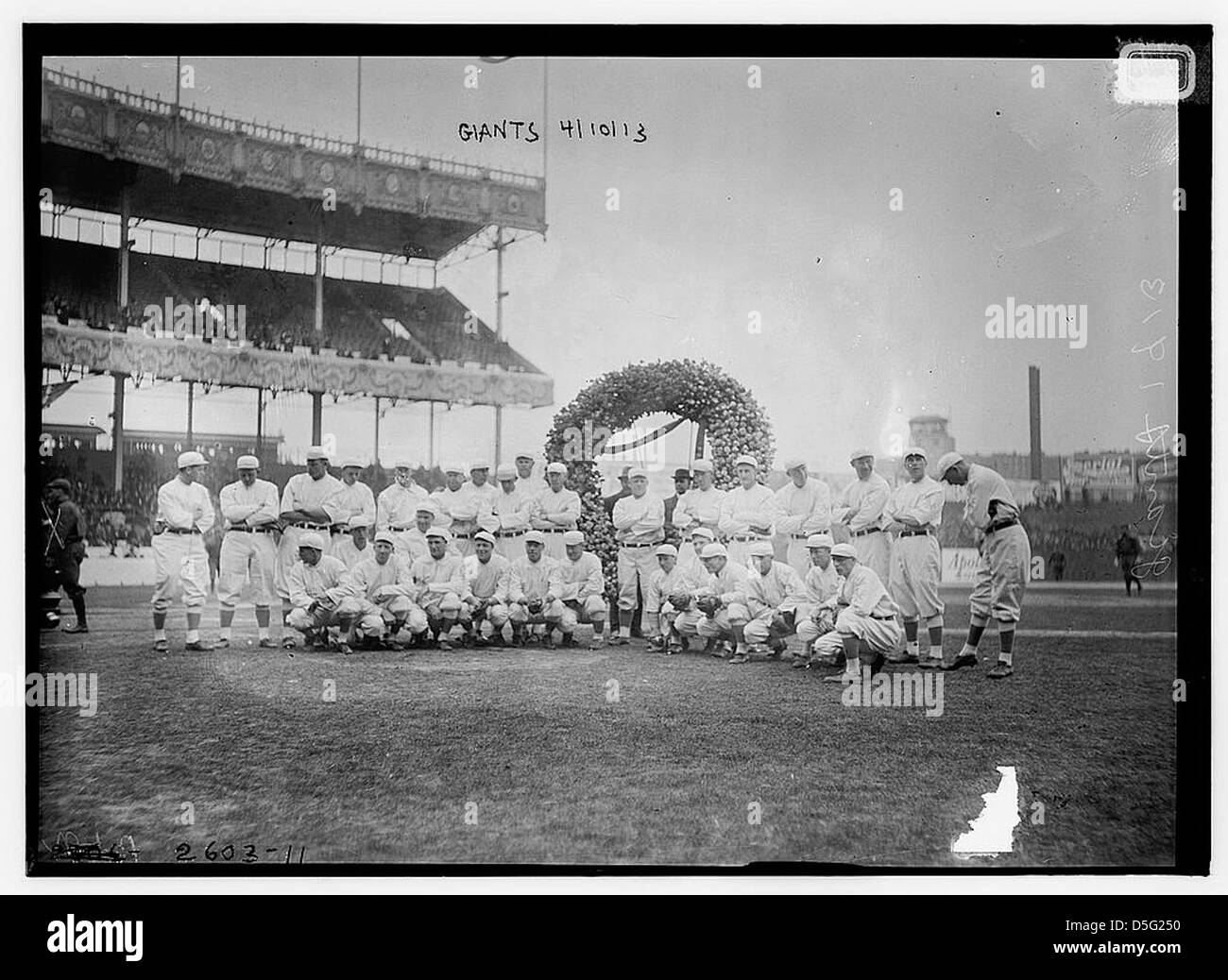 L'équipe de baseball des Giants de New York de 1913 est présentée au Polo Grounds, un stade de baseball historique de New York. La photo met en valeur les joueurs de l'équipe de la Ligue nationale et le cadre emblématique du stade. Banque D'Images