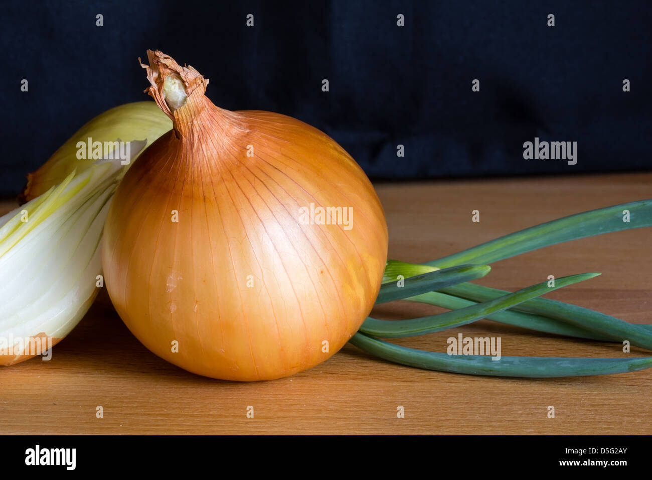 Avec l'oignon vert frais sprout sur table en bois Banque D'Images