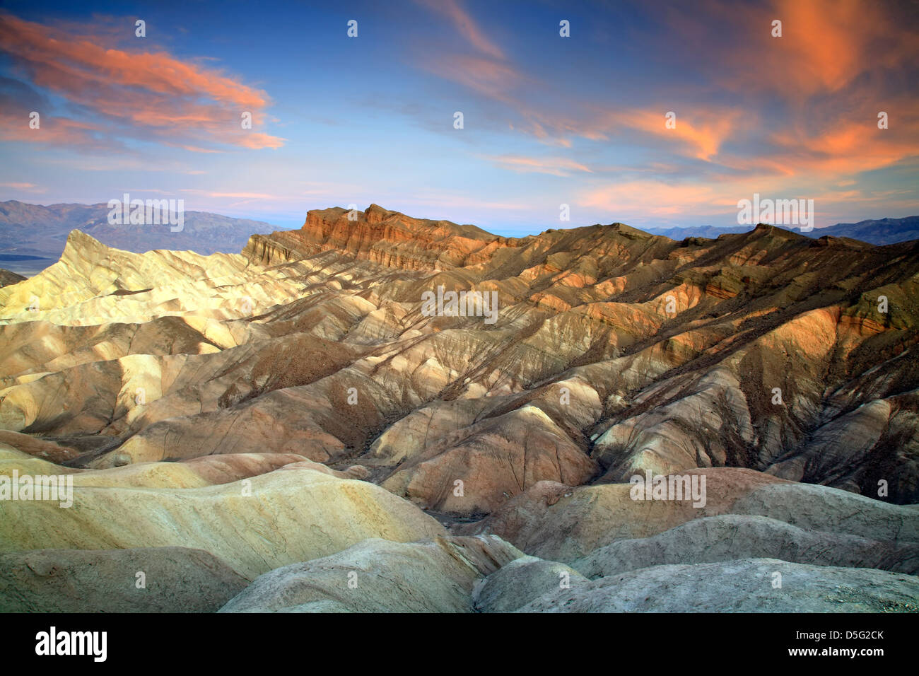 Manley Beacon (L), Cathedral Rock (R) et de badlands, Zabriskie Point, Death Valley National Park, California USA Banque D'Images