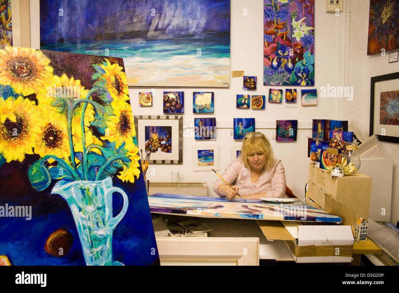 Artiste à l'œuvre dans son atelier galerie Banque D'Images