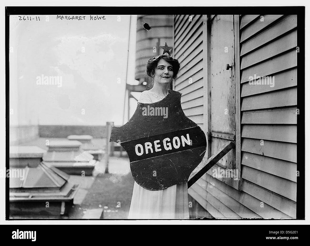 Une photographie de Margaret Howe, une avocate du mouvement pour le suffrage de l'Oregon, prise en 1913. Elle est vue avec un bouclier et une étoile, symboles de son activisme pour le droit de vote des femmes. Howe est une suffragiste éminente dans les efforts de l'Oregon pour obtenir le suffrage des femmes. Banque D'Images