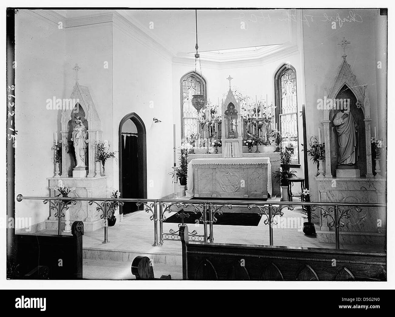 Une photographie en noir et blanc de la chapelle du Saint-enfant, soulignant ses caractéristiques architecturales et l'ambiance religieuse de l'espace. La chapelle est un lieu de culte et de signification spirituelle, comme le montre cette image de la Bibliothèque du Congrès. Banque D'Images