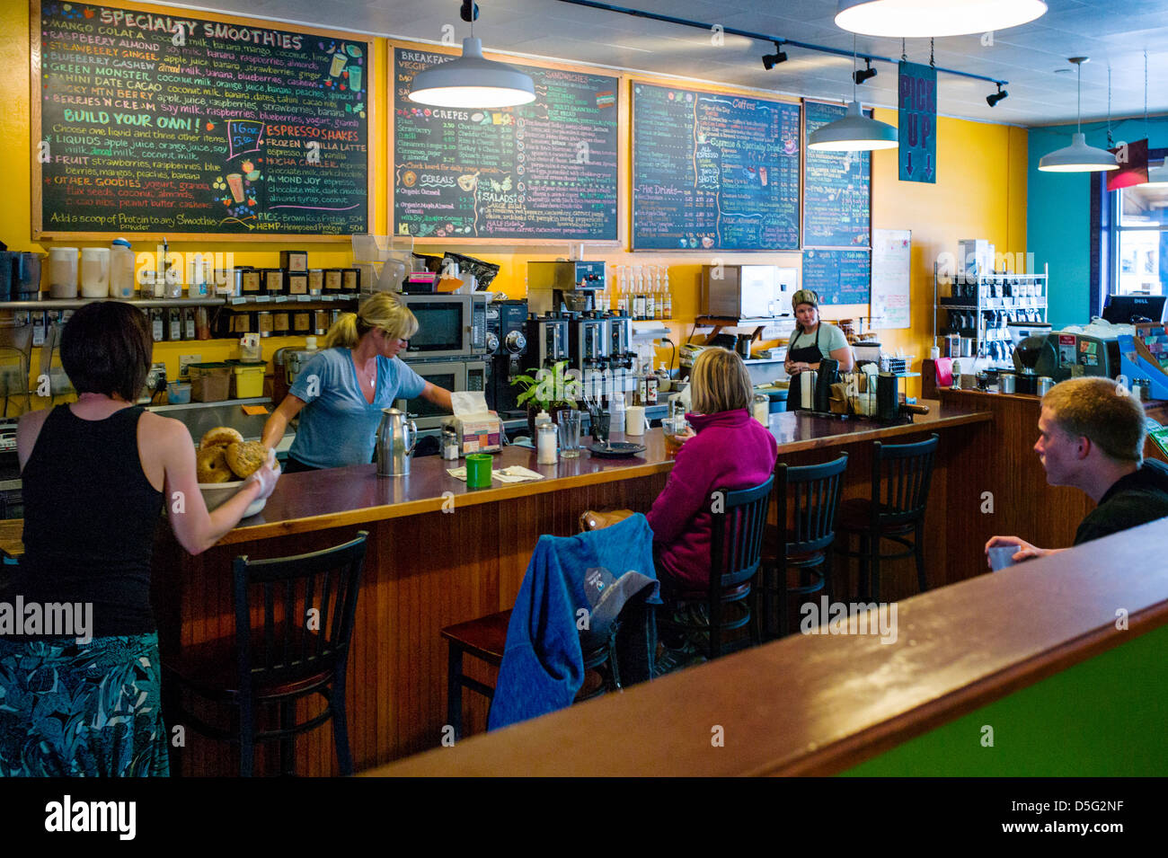 Vue de l'intérieur de la Fève Coffeehouse & Eatery, Gunnison, Colorado, USA Banque D'Images