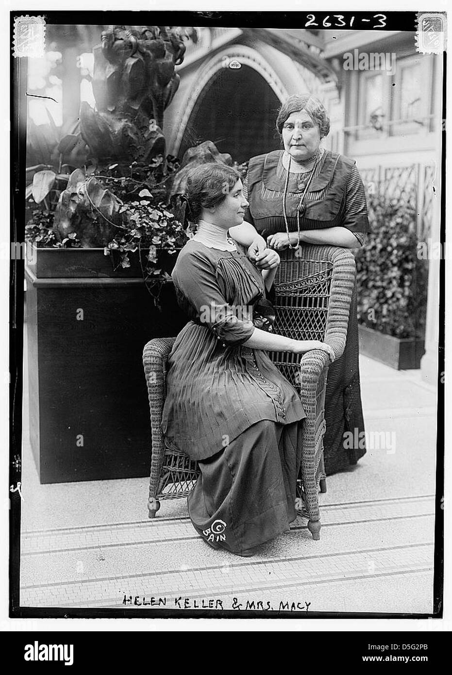 Cette photo montre Helen Keller, la célèbre auteure et activiste aveugle et sourde, aux côtés d’Anne Sullivan Macy, son professeur et sa compagne de longue date. Elle a été prise lors d’un spectacle floral à New York, célébrant les incroyables réalisations de Keller. Banque D'Images