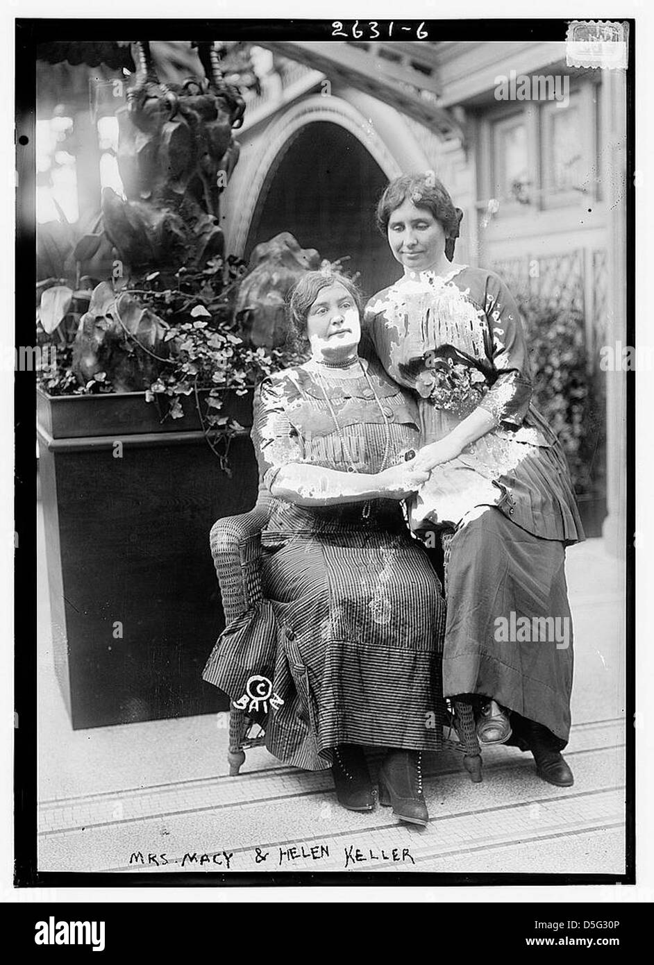 Helen Keller, aux côtés de son professeur Anne Sullivan et MRS Macy, est photographiée lors d'un spectacle de fleurs. L'image reflète la participation de Keller à des événements sociaux malgré ses défis en tant qu'individu sourd et aveugle, soulignant ses réalisations et ses apparitions publiques. Banque D'Images