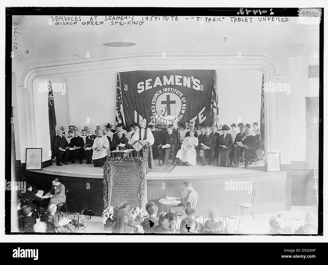 Une tablette commémorant le RMS Titanic a été dévoilée au Seamen's Church Institute de New York. Mgr Greer a prononcé un discours pendant le service, marquant l'occasion avec une réflexion sur la tragédie de la catastrophe du Titanic et honorant les vies perdues lors du naufrage de 1912. Banque D'Images Une tablette commémorant le RMS Titanic a été dévoilée au Seamen's Church Institute de New York. Mgr Greer a prononcé un discours pendant le service, marquant l'occasion avec une réflexion sur la tragédie de la catastrophe du Titanic et honorant les vies perdues lors du naufrage de 1912. Banque D'Images