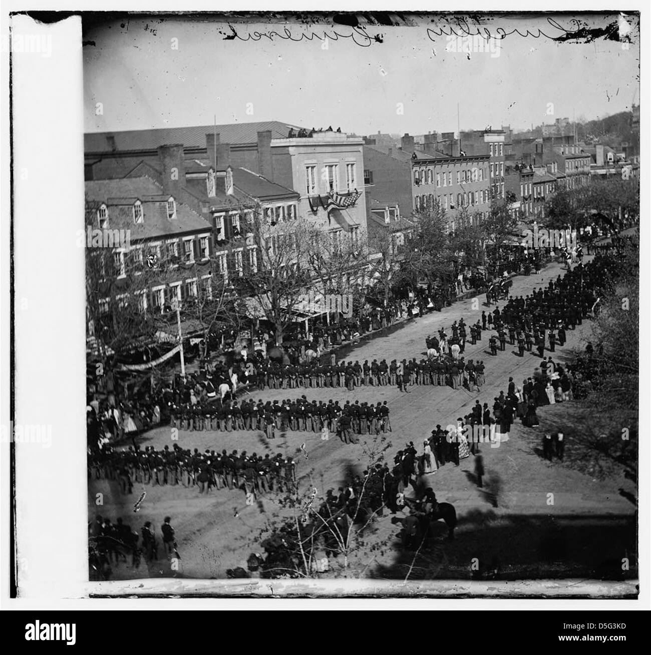 Photographie historique du cortège funèbre d'Abraham Lincoln sur Pennsylvania Avenue à Washington, D.C. L'image, prise par Alexander Gardner, capture le moment sombre avec un négatif en verre noir et blanc. Il montre la procession se déplaçant dans les rues de Washington après l'assassinat de Lincoln en 1865. Banque D'Images