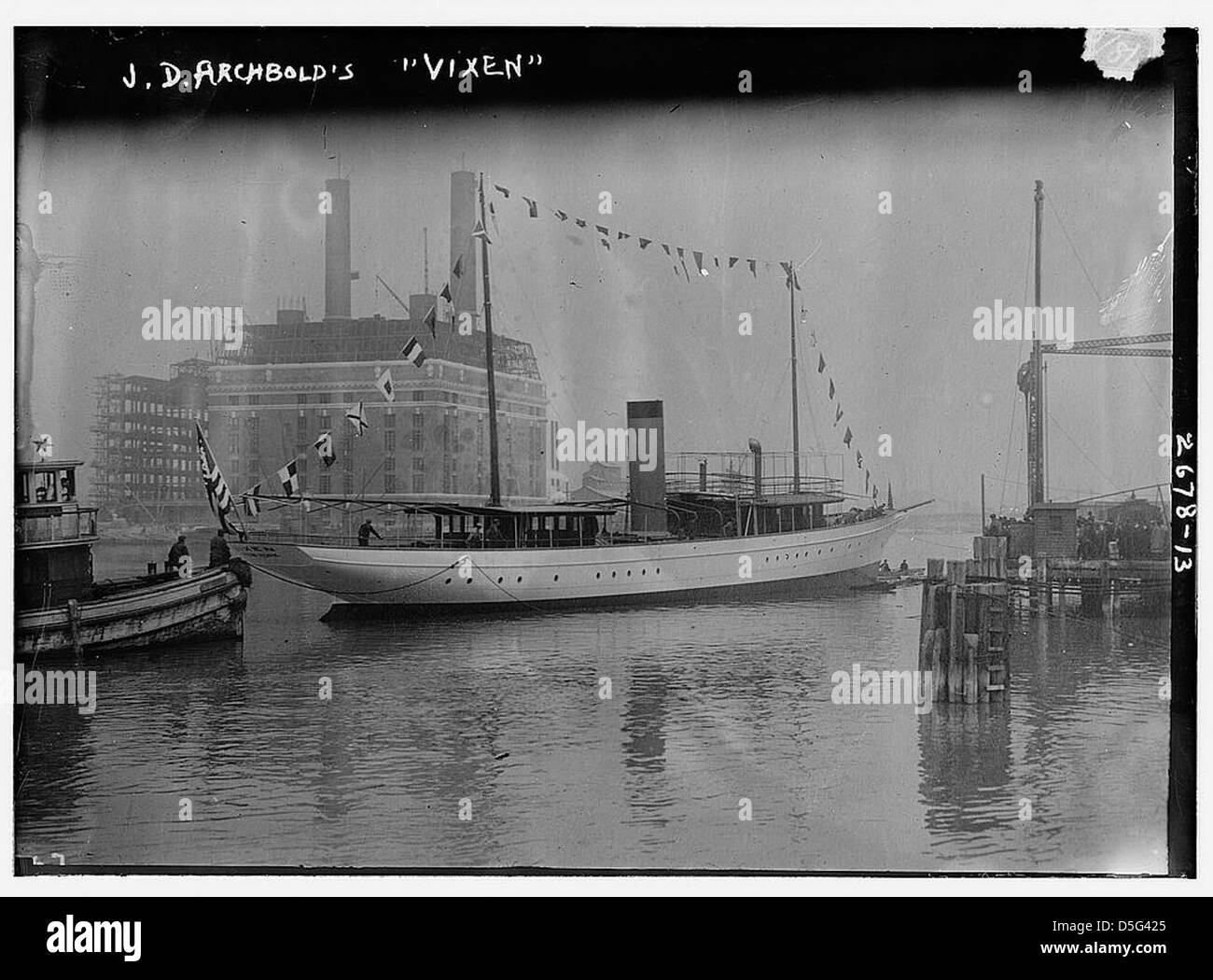 Une photo du yacht « Vixen » de J.D. Archbold sur la rivière Harlem, montrant le bateau et le New York Yacht Club. Cette image capture la culture et le patriotisme des yachts du début du XXe siècle. Banque D'Images