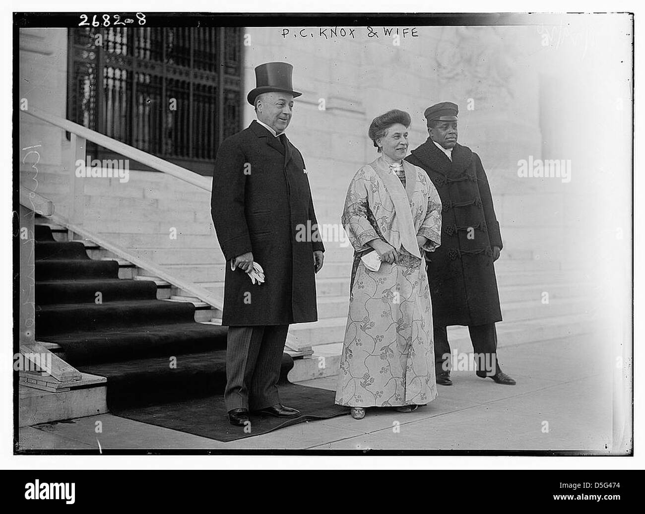 P.C. Knox et sa femme sont représentés sur cette photographie. L'image capture le couple dans un moment d'expression franche, reflétant leur vie personnelle du début au milieu du XXe siècle. Banque D'Images