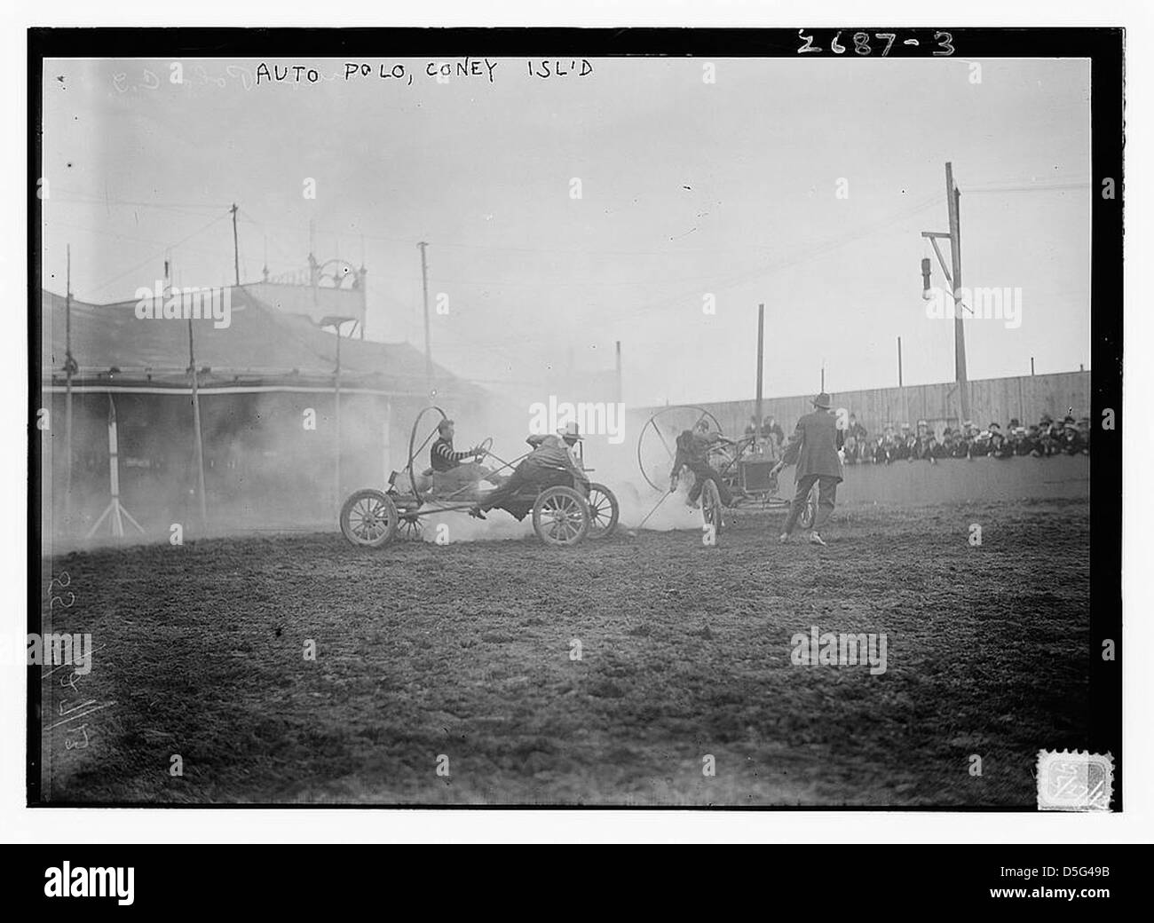 L'auto polo, une version motorisée du polo, était un sport populaire à Coney Island. Cet événement des années 1920 mettait en vedette des automobiles participant à un match de polo, mettant en valeur le mélange unique de sports mécaniques et de polo traditionnel. Banque D'Images