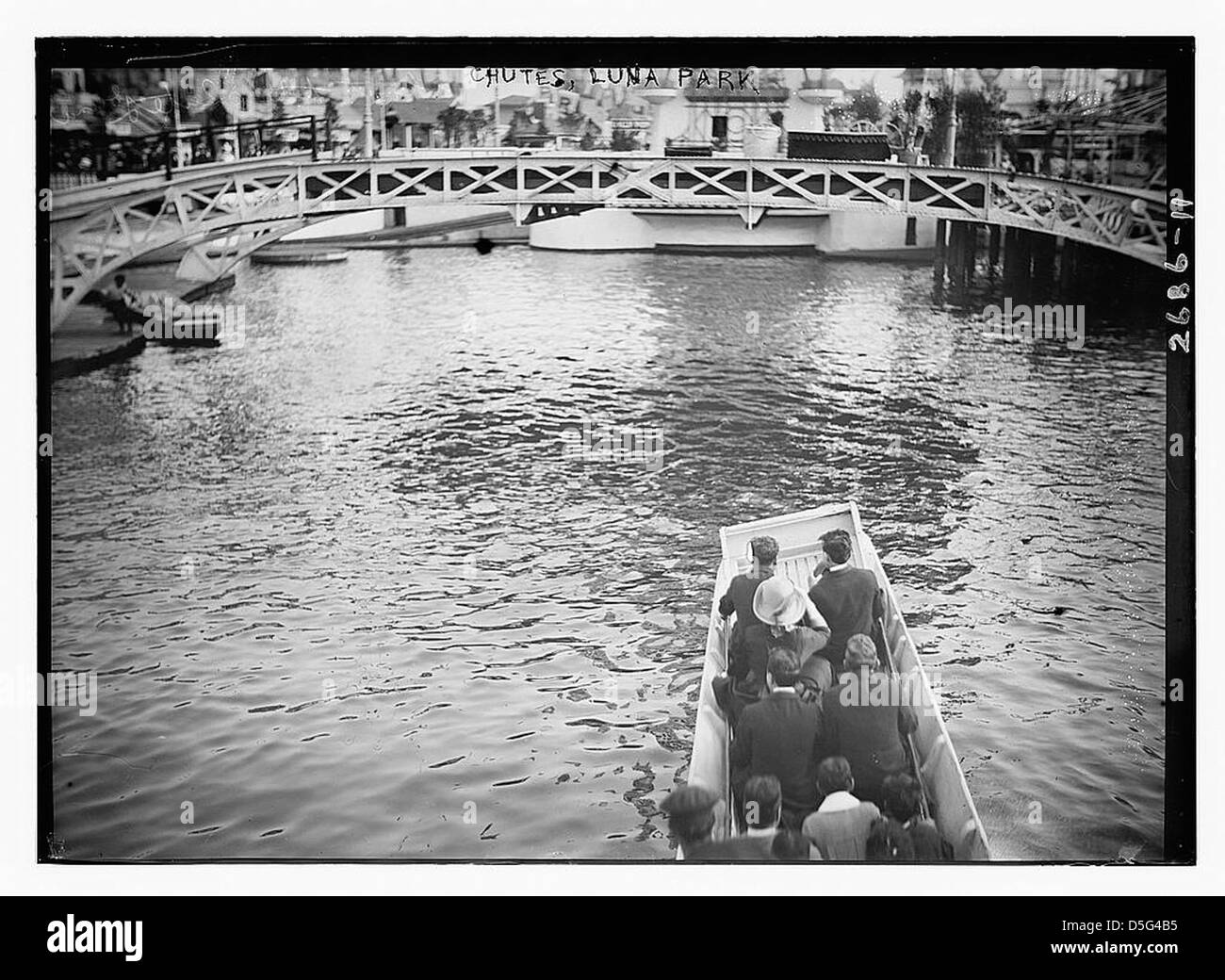 Les chutes de Luna Park, Coney Island, capturées dans cette photographie vintage, représentent l'une des premières attractions du parc d'attractions de l'attraction emblématique de Coney Island. Banque D'Images