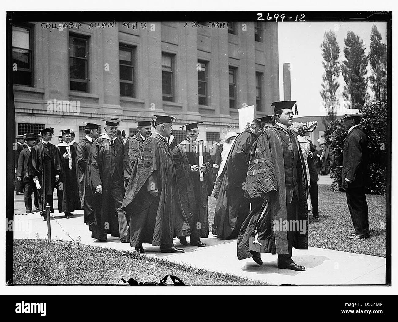 Une photographie prise lors de la cérémonie de remise des diplômes de 1913 à l'Université Columbia, montrant le Dr Alexis Carrel, chirurgien renommé et lauréat du prix Nobel, dans le cadre de la procession académique. L'image souligne son importance dans l'histoire médicale et son rôle dans la cérémonie. Banque D'Images