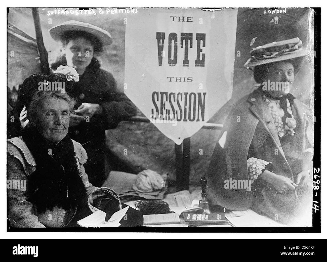 Les suffragettes de Londres s'engagent dans le mouvement du suffrage, demandant le droit de vote des femmes. Cette photographie illustre leur activisme à la fin du XIXe siècle et au début du XXe siècle, plaidant pour l’égalité des sexes. Banque D'Images