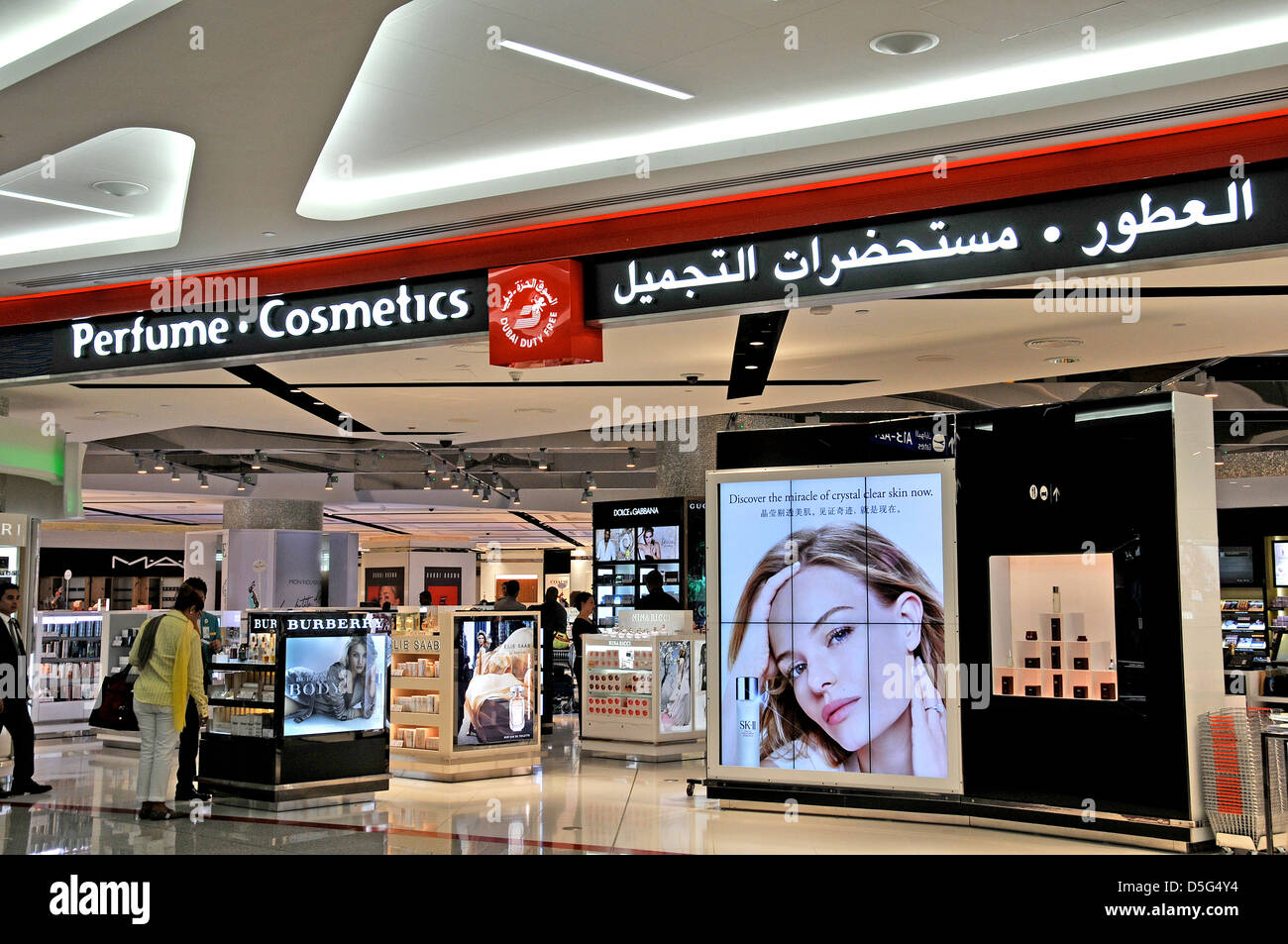 Le parfum et cosmétiques boutique Duty Free Shop de l'aéroport international de DUBAÏ, ÉMIRATS ARABES UNIS Banque D'Images