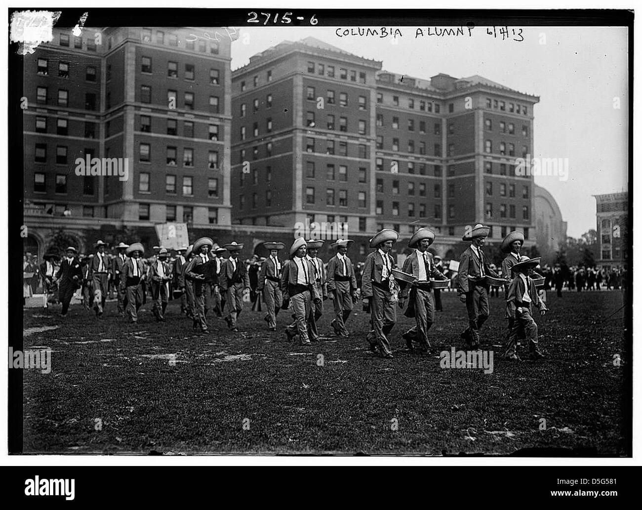 Une photo de la parade des anciens élèves de Columbia en 1913 montrant des anciens élèves défilant en costumes, mettant en valeur l'esprit de l'école et la fierté de l'université. L'événement, capturé par bain News Service, met en lumière les traditions culturelles de l'université. Banque D'Images