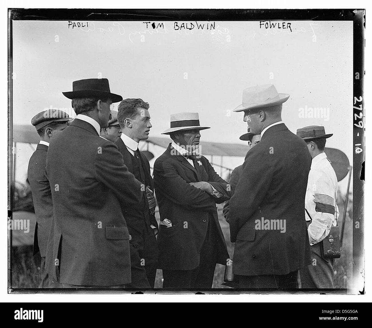 Une photographie du biplan Baldwin Red Devil, piloté par Cecil Paoli et Tom Baldwin. L'image montre les débuts de l'histoire de l'aviation et le développement des biplans au XXe siècle. Banque D'Images