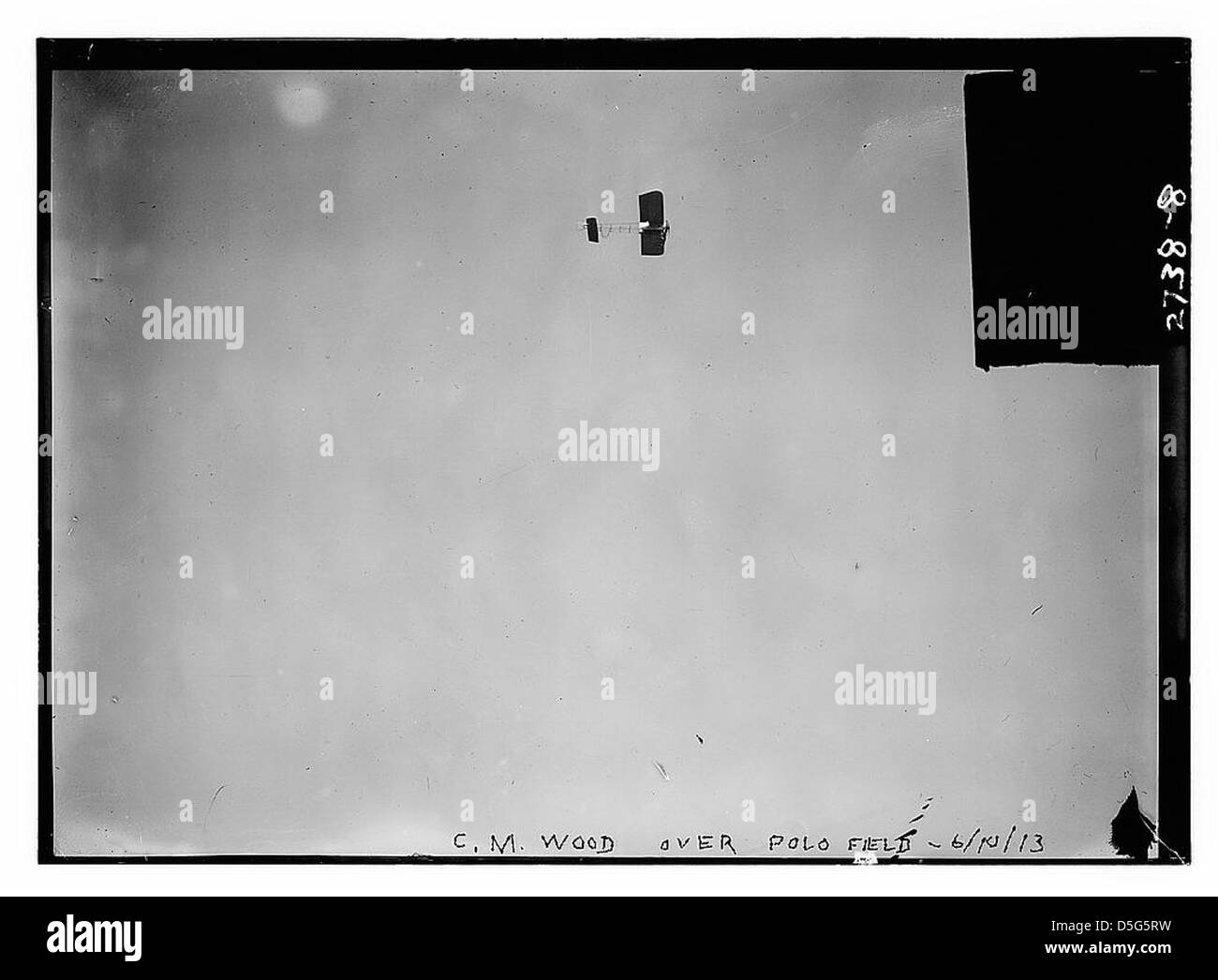 C.M. Wood est photographié volant un biplan au-dessus du Polo Field à Meadowbrook à long Island, New York, le 10 juin 1913. Le vol reflète les premiers efforts de l'aviation anglo-américaine. Banque D'Images