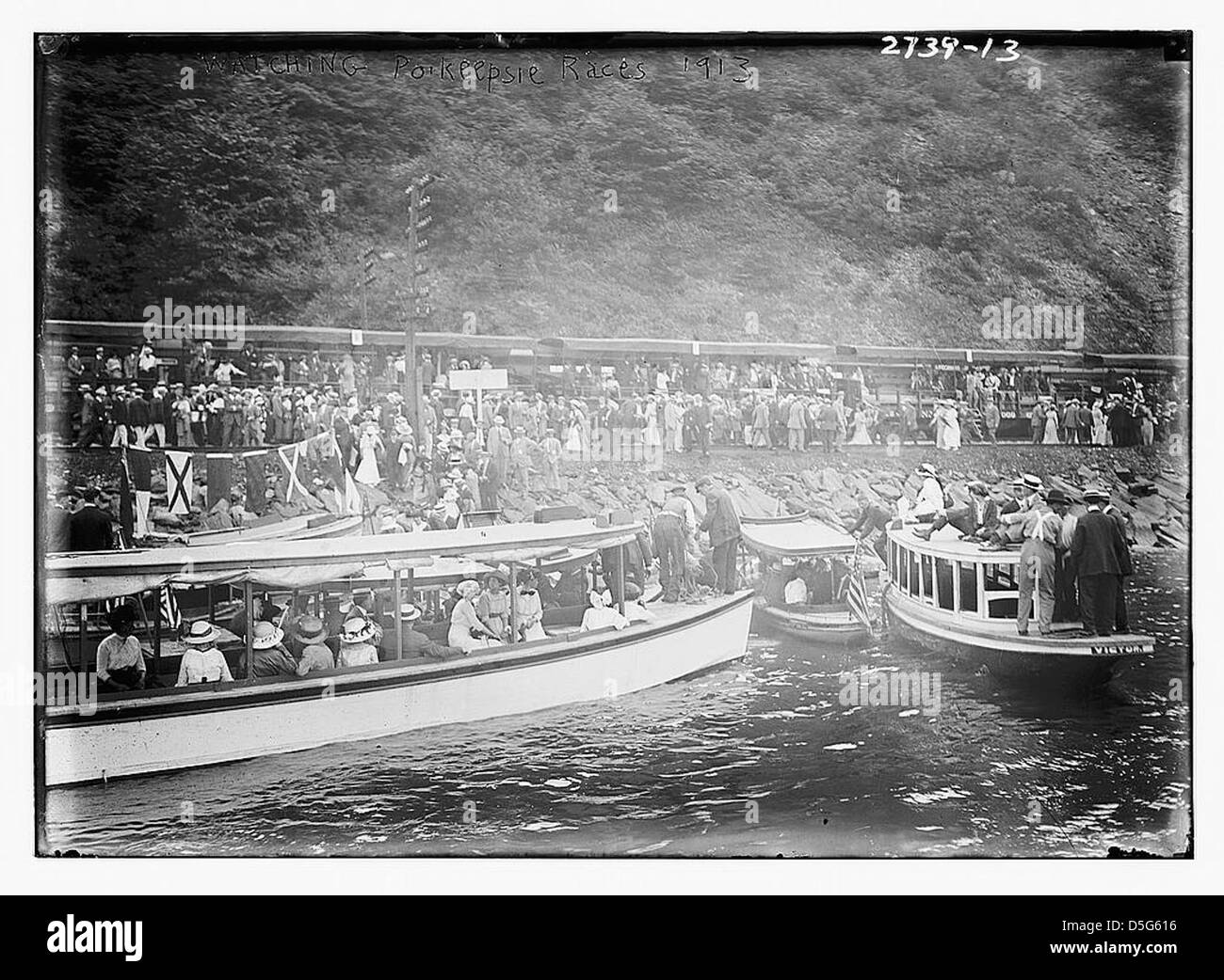 Spectateurs regardant les courses de po'keepsie, un événement d'aviron, sur l'eau. La photographie capture à la fois les équipages du bateau et les spectateurs pendant l'événement. Banque D'Images