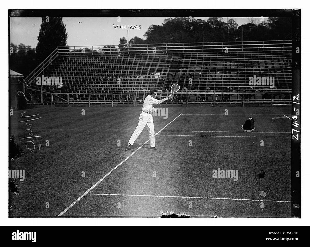 Une photographie de 1913 de la Coupe Davis au Longwood Cricket Club, mettant en vedette R. Norris Williams, un joueur clé du tournoi, capturant un moment de cet événement historique de tennis. Banque D'Images