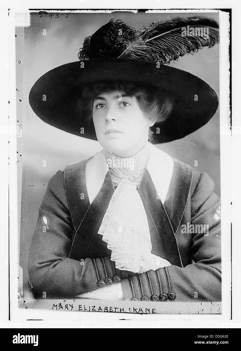 Un portrait de Mary Elizabeth Kane, la représentant assise et portant un chapeau orné d'un panache. Elle pose gracieusement, avec le décor capturant l'élégance de sa tenue vestimentaire et la période de temps. Banque D'Images Un portrait de Mary Elizabeth Kane, la représentant assise et portant un chapeau orné d'un panache. Elle pose gracieusement, avec le décor capturant l'élégance de sa tenue vestimentaire et la période de temps. Banque D'Images