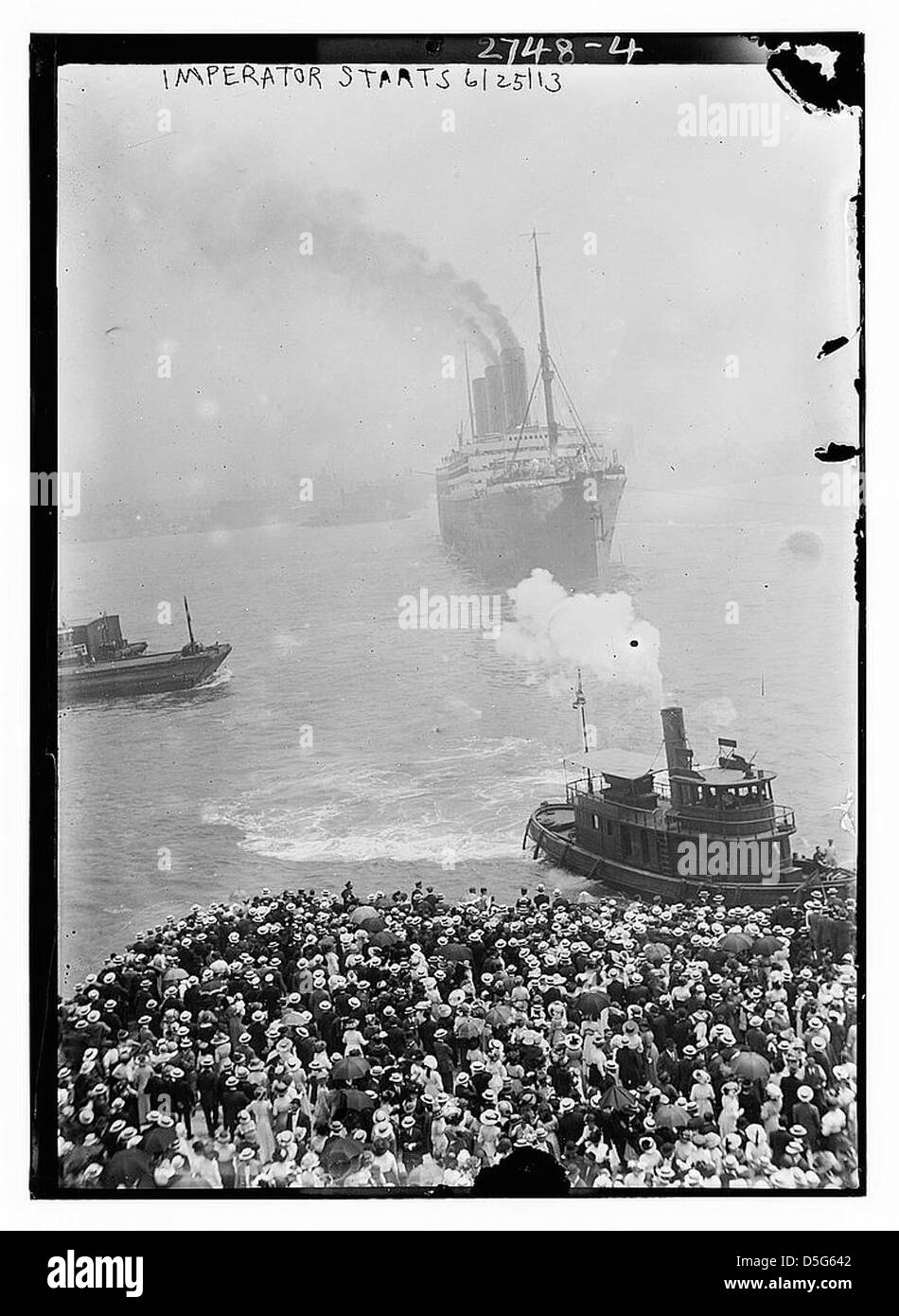 Le paquebot Imperator part du port de New York, une route transatlantique clé du début du XXe siècle. Cette photographie historique capture le navire alors qu'il commence son voyage, marquant une ère de domination des paquebots dans les voyages internationaux. Banque D'Images