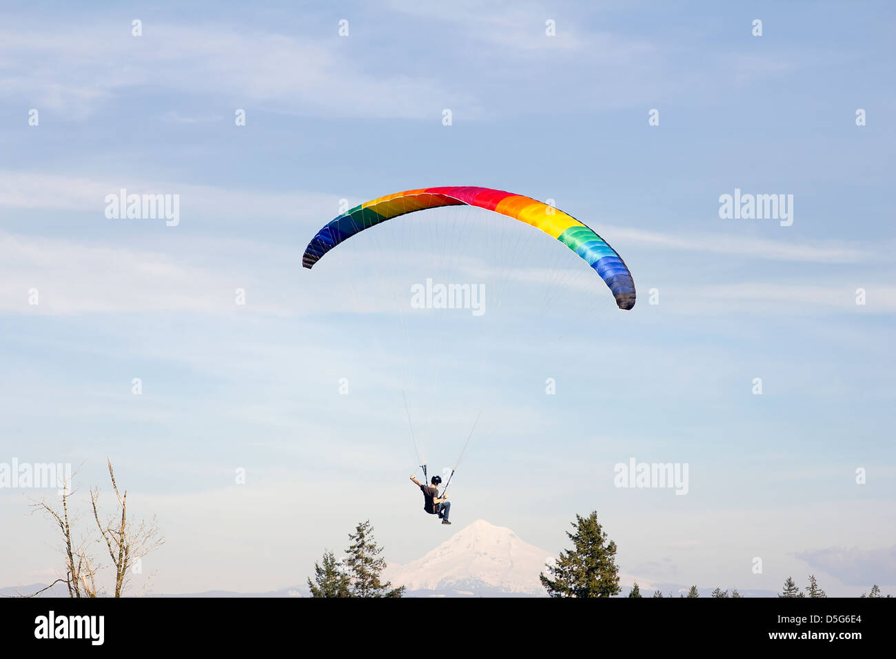 Parapente sur le mont Hood avec parachute de couleur arc-en-ciel Banque D'Images