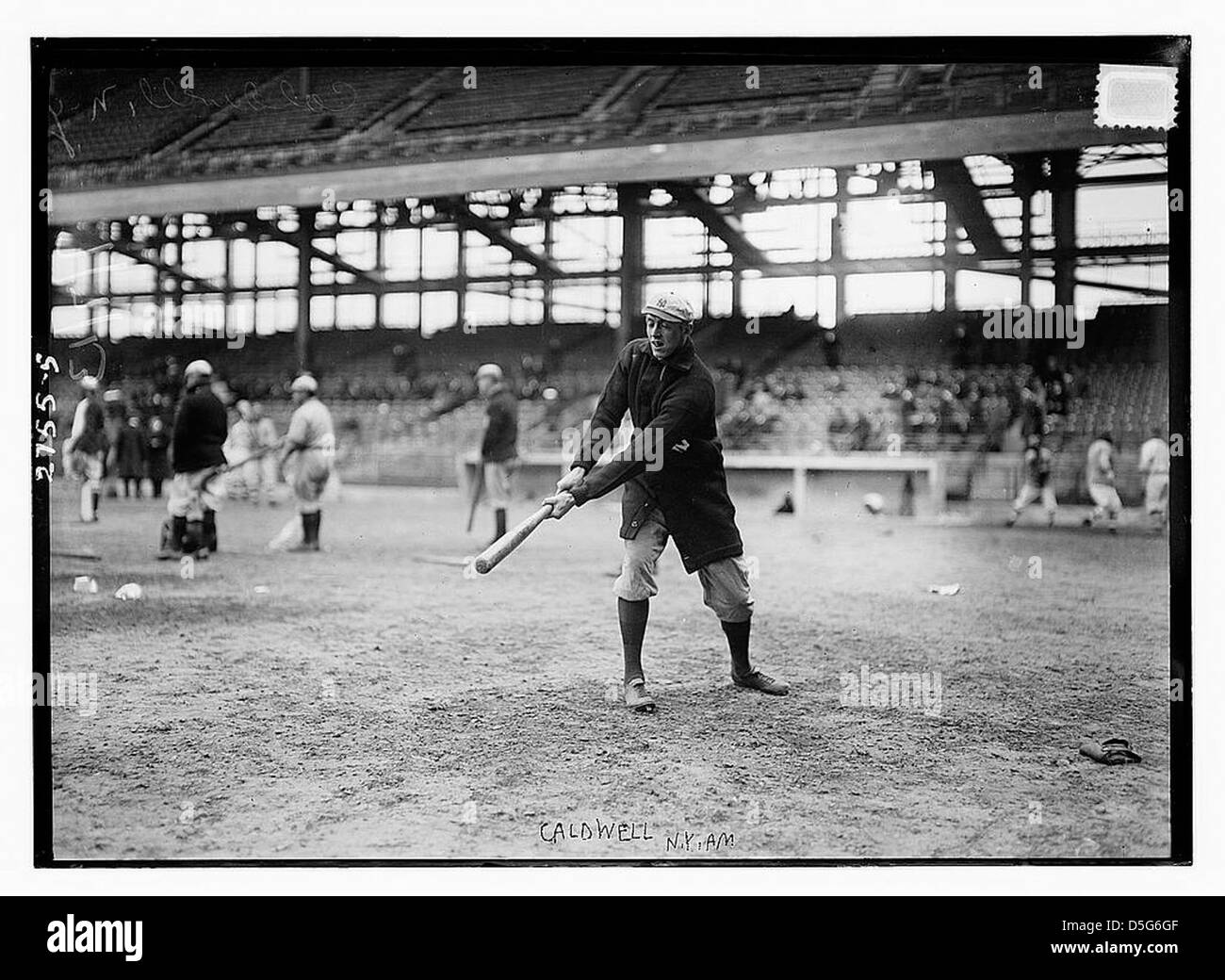 Ray Caldwell, lanceur des New York Yankees (anciennement New York Highlanders), est photographié lors d'un match d'exposition à Ebbets Field. La photo capture sa pratique de frappe sur le terrain. Banque D'Images
