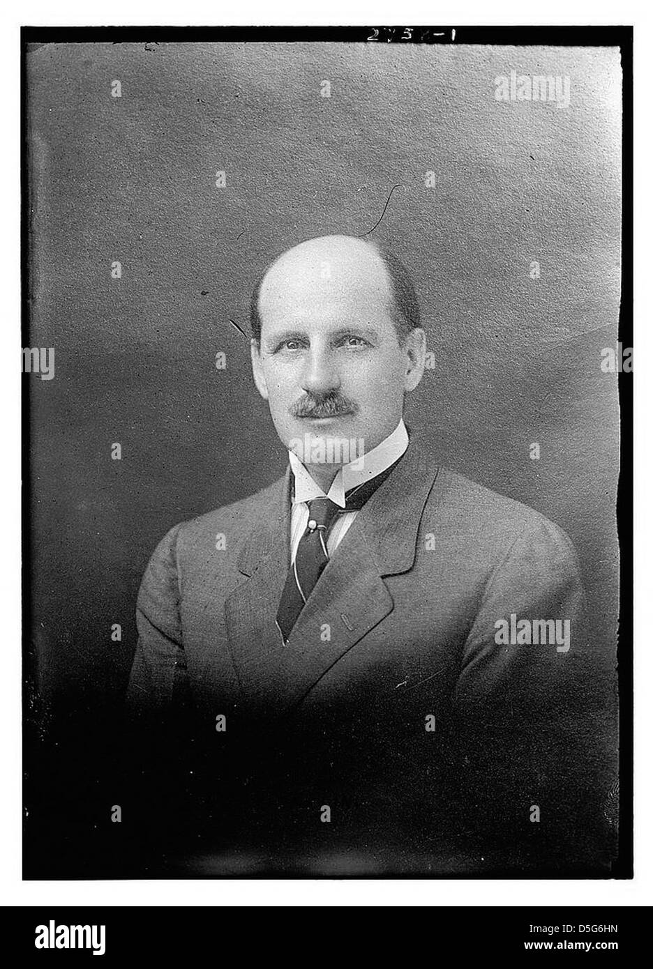 Ce portrait historique présente Joseph Robinson Darling, connu pour sa moustache distinctive. L'image, qui fait partie de la collection 'Great Moustaches of the LOC', reflète la popularité de la pilosité faciale au début du XXe siècle. Banque D'Images