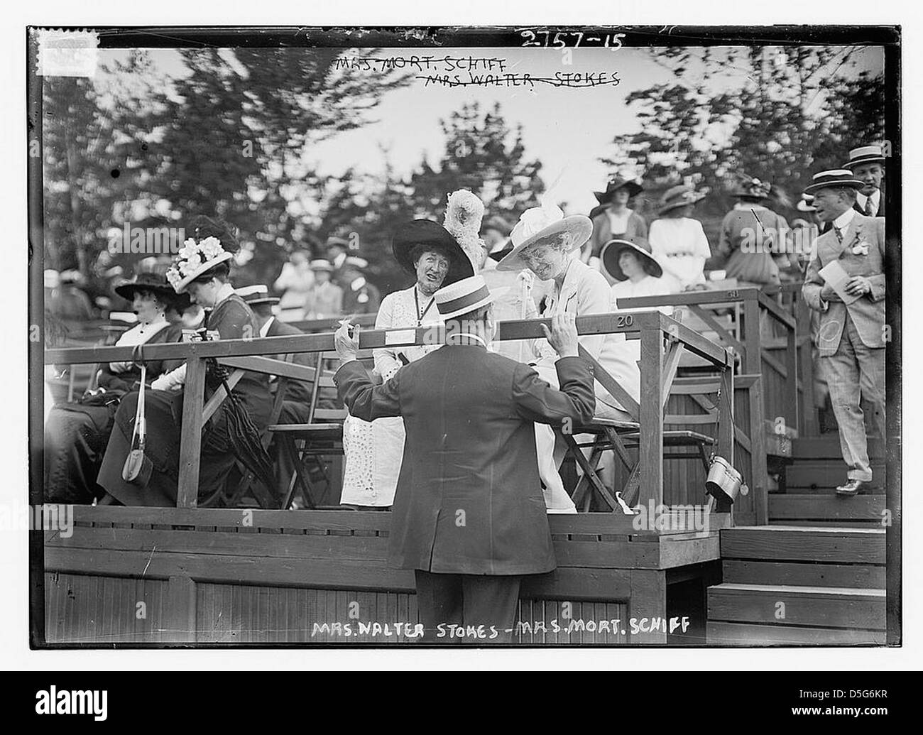 Photographie du XXe siècle montrant MM. Walter Stokes et Mortimer Schiff lors d'un spectacle équestre à long Branch. L'image capture les deux femmes lors d'un événement social au début des années 1900 Banque D'Images
