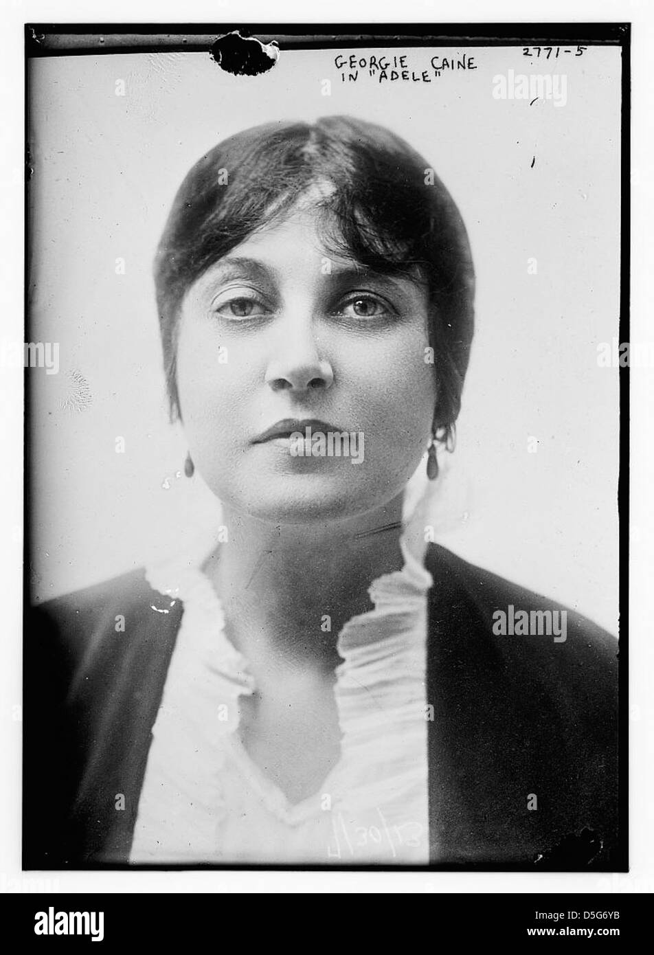 Georgie Caine, une actrice, a joué Adele à Broadway. Ce portrait, conservé à la Bibliothèque du Congrès, met en évidence les contributions théâtrales de Caine et son apparition dans la production. Banque D'Images