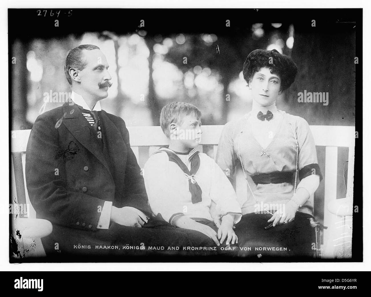 Le roi Haakon, la reine Maud et le prince héritier Olaf de Norvège sont représentés dans cette image historique de la Bibliothèque du Congrès. Banque D'Images