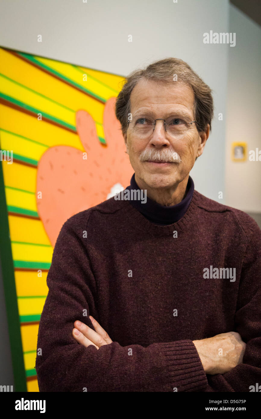 Jim Nutt de l'artiste au Musée d'art contemporain de Chicago, avec un de ses tableaux en arrière-plan. Banque D'Images