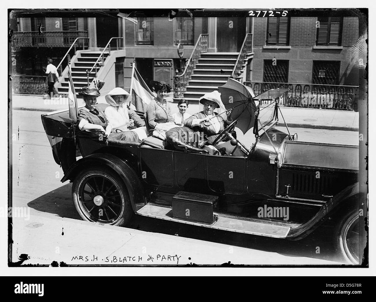 MRS H.S. Blatch, un suffragiste clé, est photographié avec un groupe lors d'un défilé à New York en 1913. L’événement s’inscrivait dans le cadre du mouvement pour le droit de vote des femmes. Banque D'Images