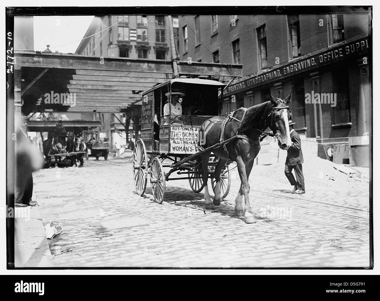 Une image historique représentant des suffragettes voyageant à Boston pour un rassemblement. Cette scène de calèche reflète la mobilisation des femmes au début du XXe siècle en faveur du droit de vote. La photographie fait partie des archives de la Bibliothèque du Congrès, capturant un moment clé dans le mouvement du suffrage. Banque D'Images