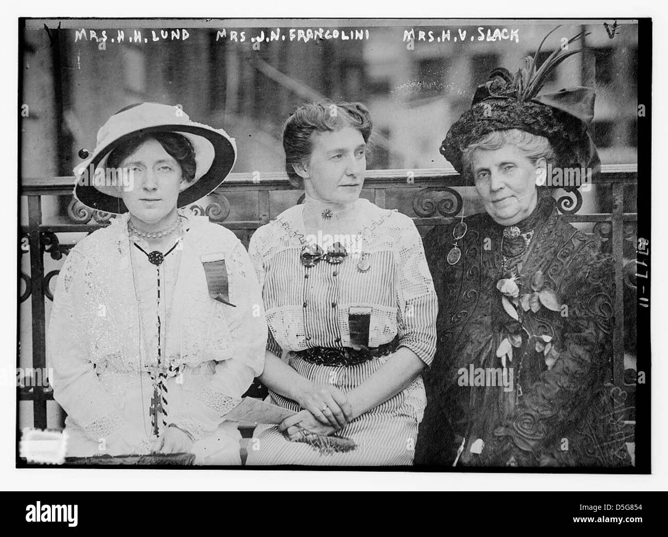 MRS H.H. Lund, MRS Joseph N. Francolini et MRS Slack sont assis dans un cadre intérieur, chacun habillé de façon élégante. La photographie capture leur tenue raffinée, avec un accent sur les accessoires comme les chapeaux et les bijoux. Banque D'Images MRS H.H. Lund, MRS Joseph N. Francolini et MRS Slack sont assis dans un cadre intérieur, chacun habillé de façon élégante. La photographie capture leur tenue raffinée, avec un accent sur les accessoires comme les chapeaux et les bijoux. Banque D'Images