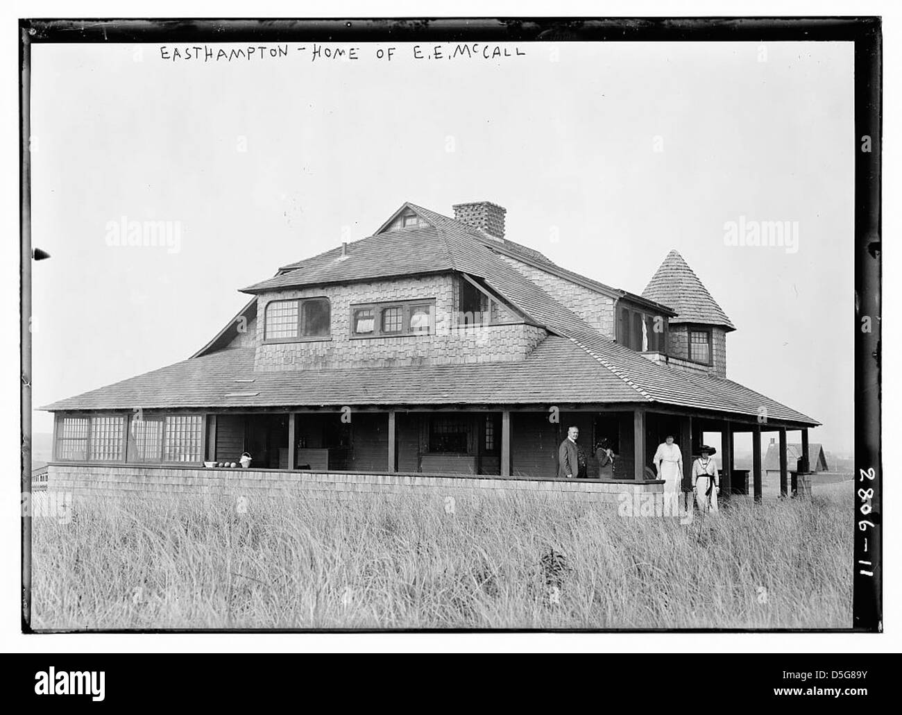 Edward Everett McCall, figure influente, est associé à Easthampton sur long Island. Cette image montre sa résidence dans la région, représentant un morceau d’histoire locale et le lien de McCall avec la région. Banque D'Images