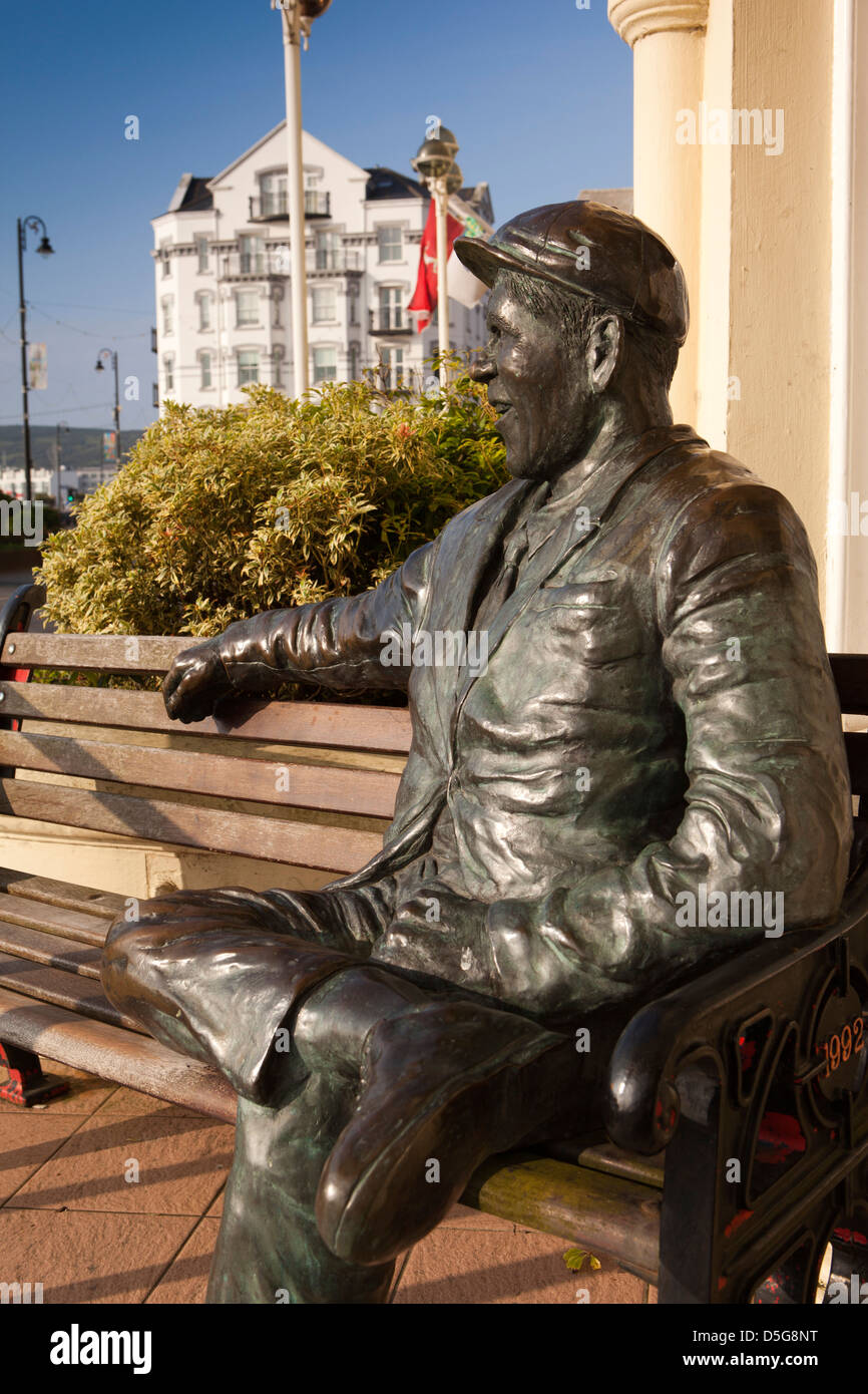 L'île de Man, Douglas, Harris Promenade, Sefton Hotel, Sir Norman sagesse statue Banque D'Images