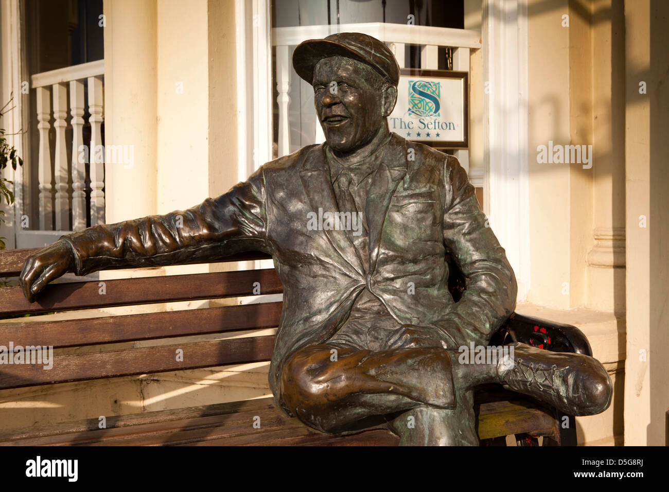 L'île de Man, Douglas, Harris Promenade, Sefton Hotel, Sir Norman sagesse statue Banque D'Images