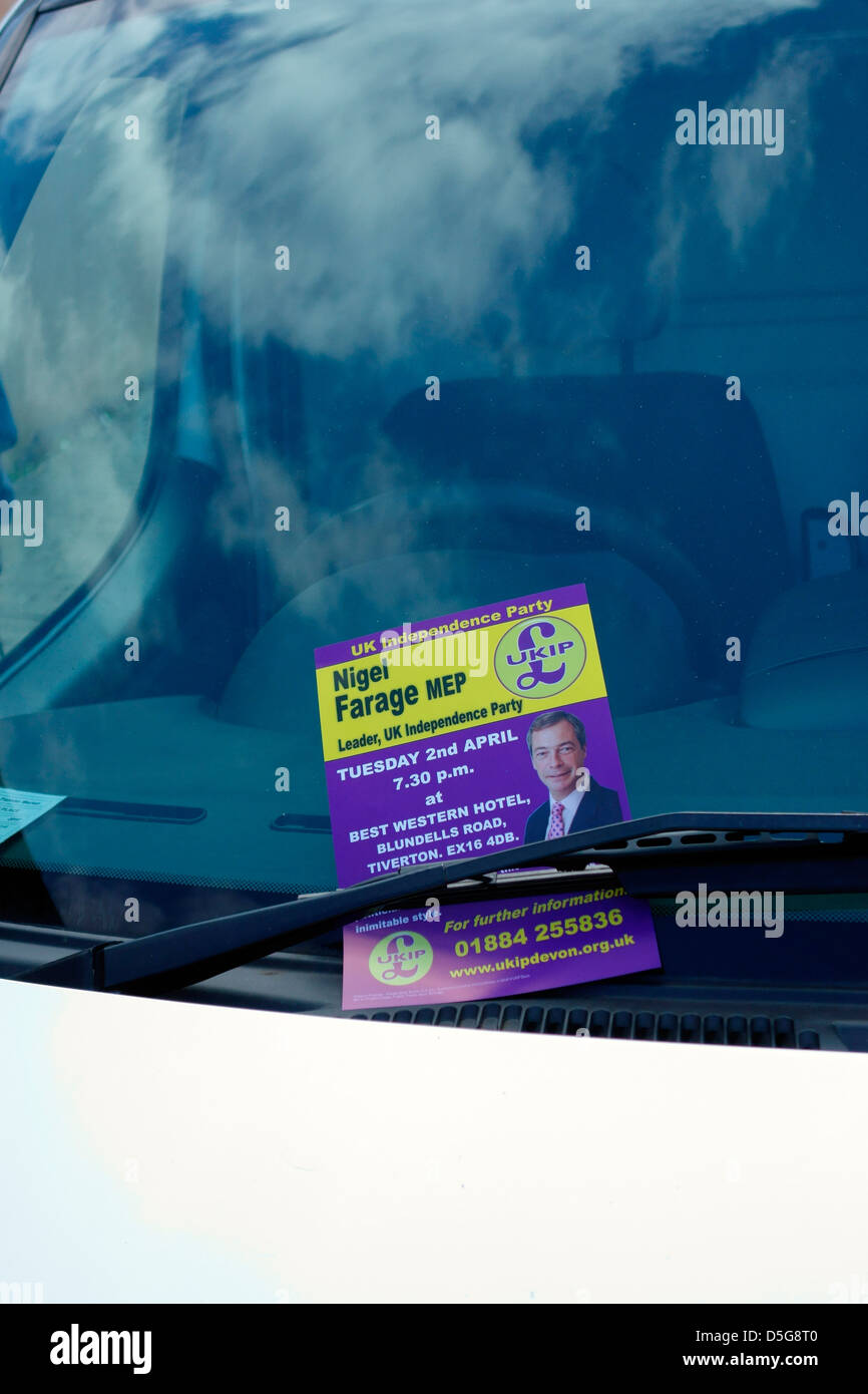 Avis de réunion de l'UKIP local avec Nigel Farage MP sous un essuie-voiture Devon Tiverton Banque D'Images Avis de réunion de l'UKIP local avec Nigel Farage MP sous un essuie-voiture Devon Tiverton Banque D'Images