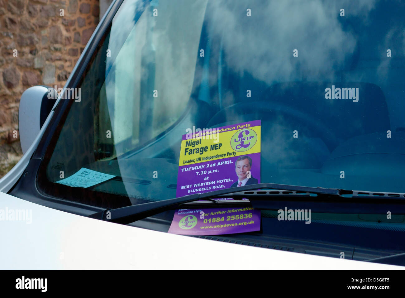 Avis de réunion de l'UKIP local avec Nigel Farage MP sous un essuie-voiture Devon Tiverton Banque D'Images Avis de réunion de l'UKIP local avec Nigel Farage MP sous un essuie-voiture Devon Tiverton Banque D'Images