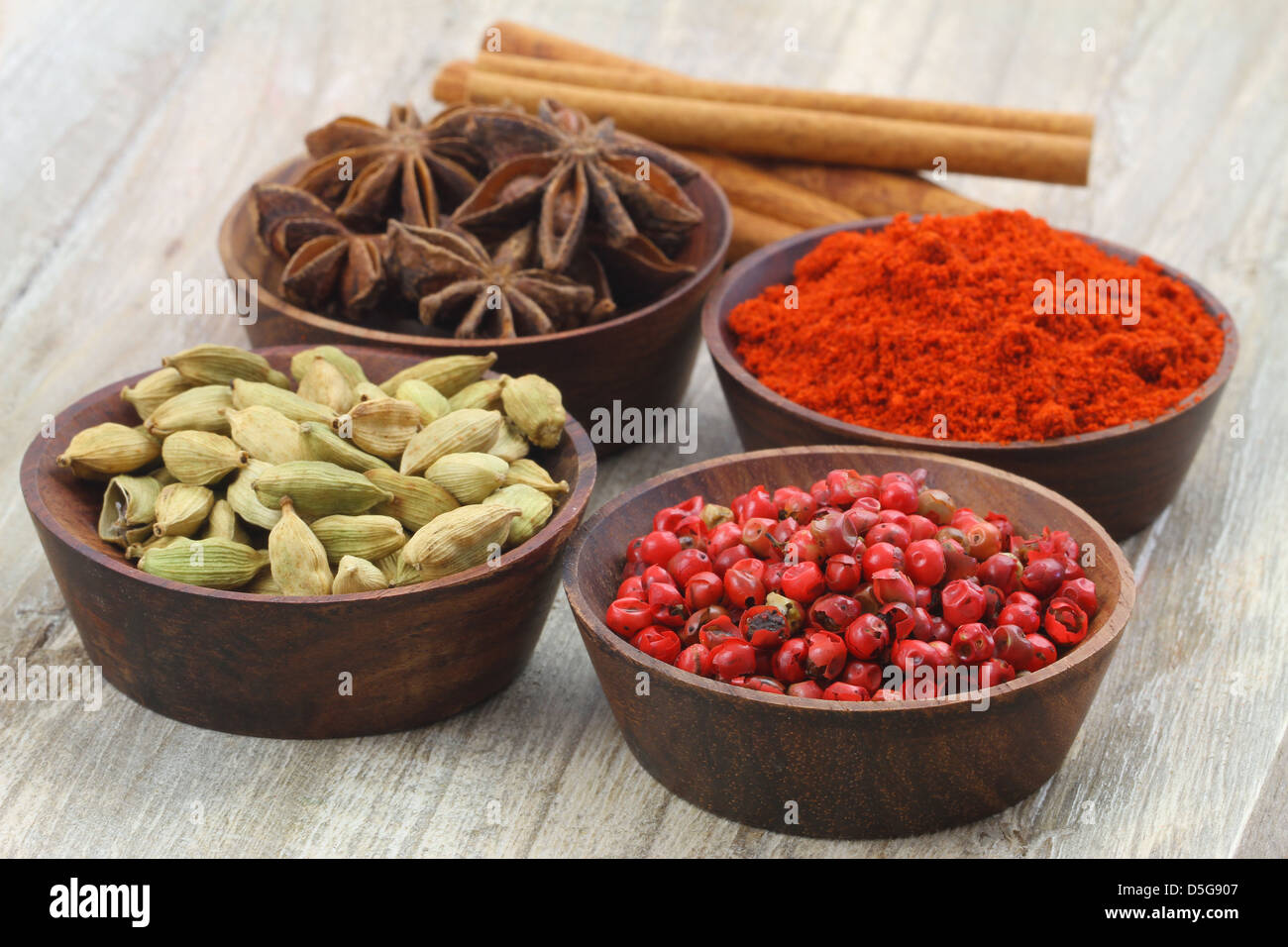 Épices en miniature vintage bols sur fond de bois Banque D'Images