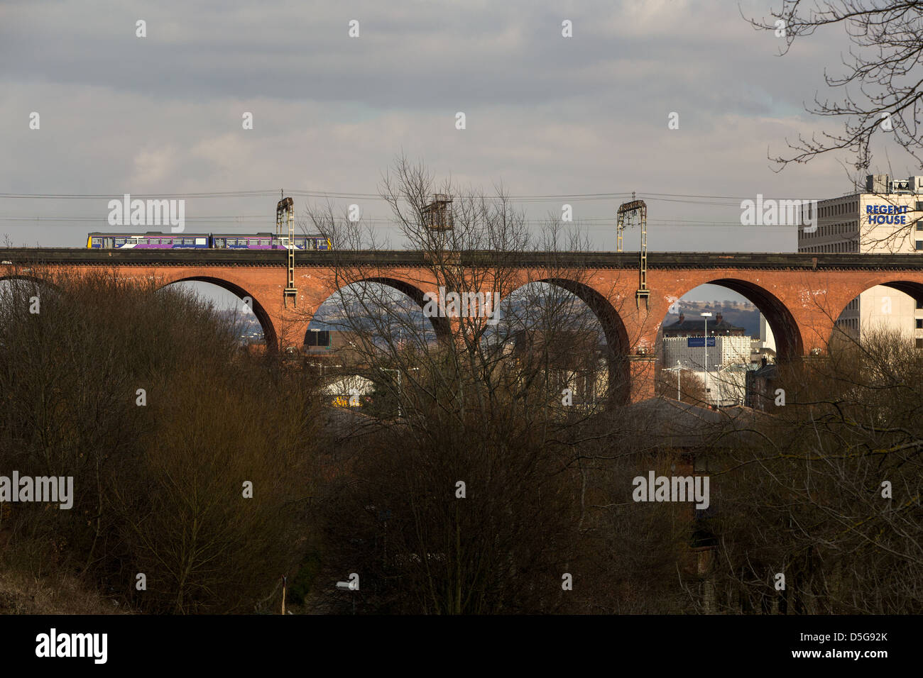 Le Stockport Viaduc . Le pont assure le chemin de fer sur la rivière Mersey à Stockport , Greater Manchester Banque D'Images