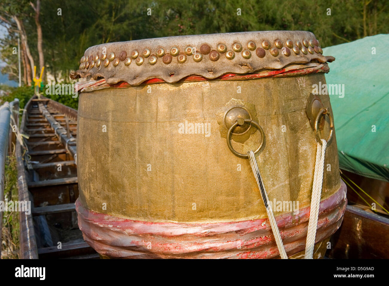 Tambour d'or en long boat Banque D'Images