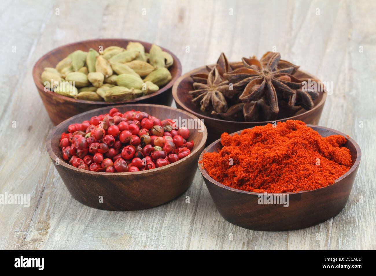 Épices en miniature vintage bols sur fond de bois Banque D'Images