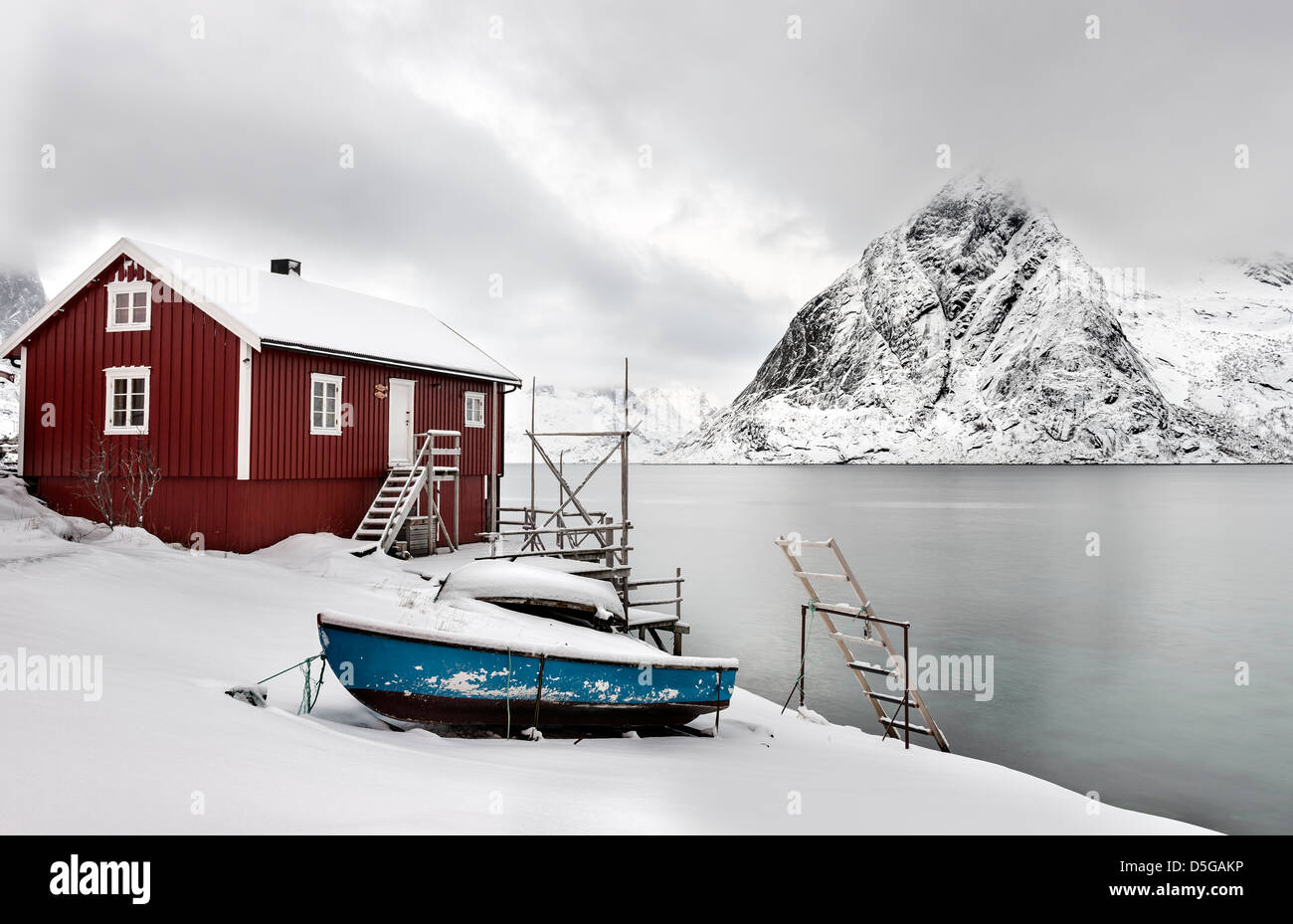 Un Rorbu sur la côte près de Sakrisoy sur les îles Lofoten, Norvège, regard vers Olstind Banque D'Images