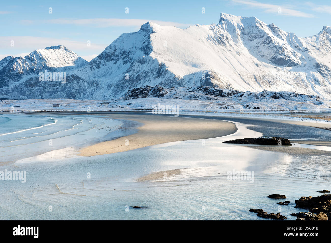 Une vue de la baie d'Ytresand Sandbotnen Fredvang, regardant vers le village sur les îles Lofoten, Norvège Banque D'Images