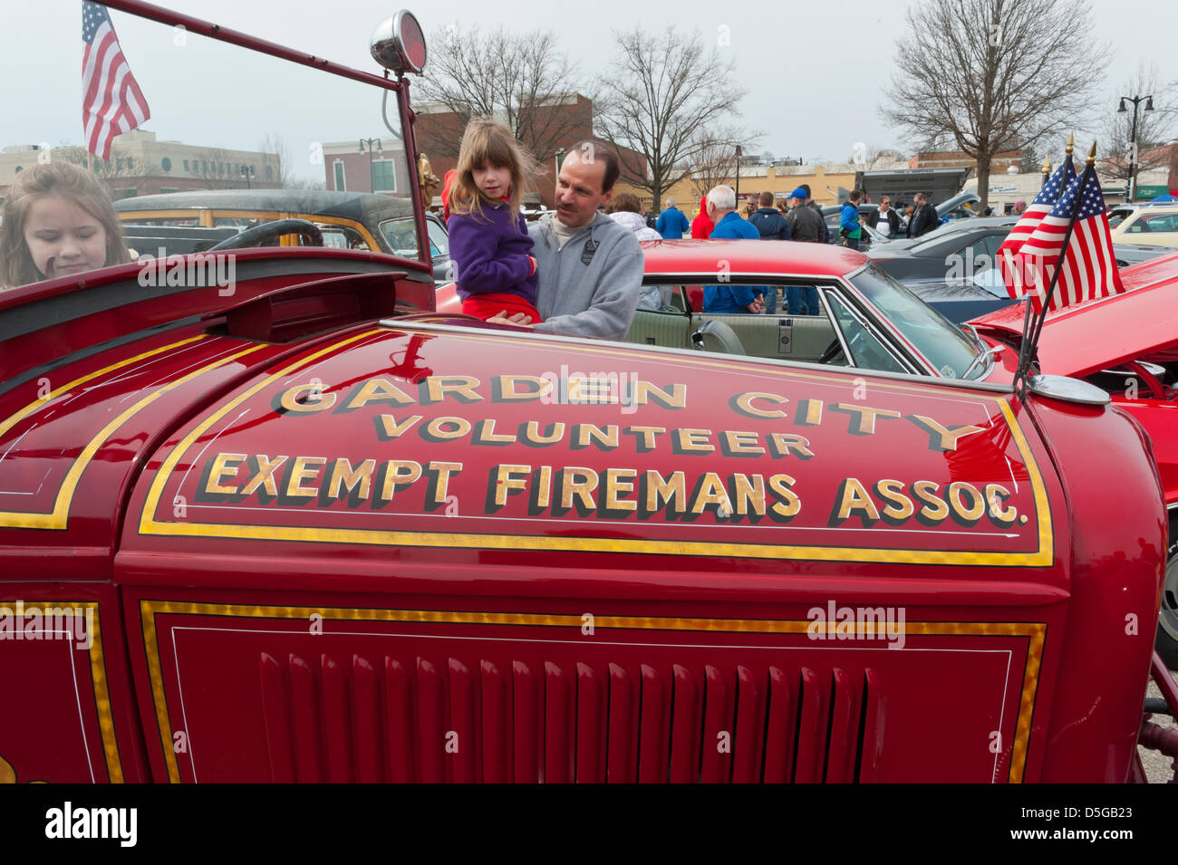 Garden City, New York, États-Unis, 31 mars 2013. La ville-jardin de l'Association bénévole exempter Firemans mis sa Ford 1932 Fire Engine et affiches aboutr recrute des volontaires à la 58e Assemblée annuelle le dimanche de Pâques Vintage Car Show et défilé parrainé par la ville de jardin Chambre de Commerce. Des centaines de voitures anciennes authentiques, 1898-1988, y compris les antiquités, classique, et d'intérêts spéciaux ont participé à la parade.Crédit : Ann E Parry/Alamy Live News Banque D'Images