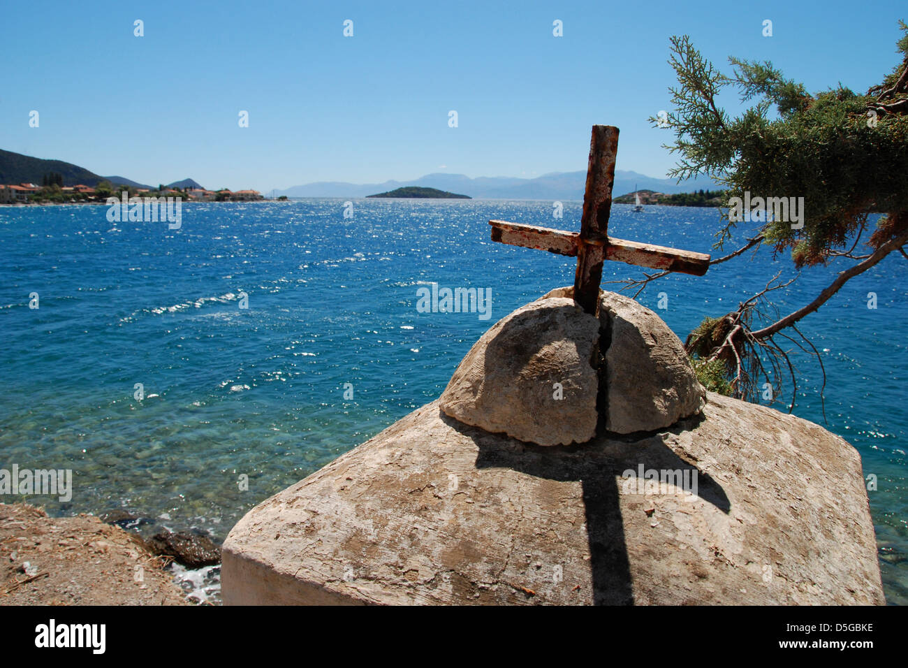 Une croix en face de la côte grecque au golfe de Corinthe Banque D'Images
