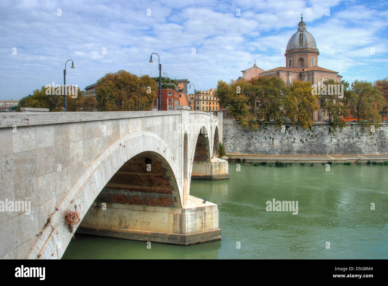 Pont sur le Tibre à Rome, avec le Musée d'Art Sacré Banque D'Images