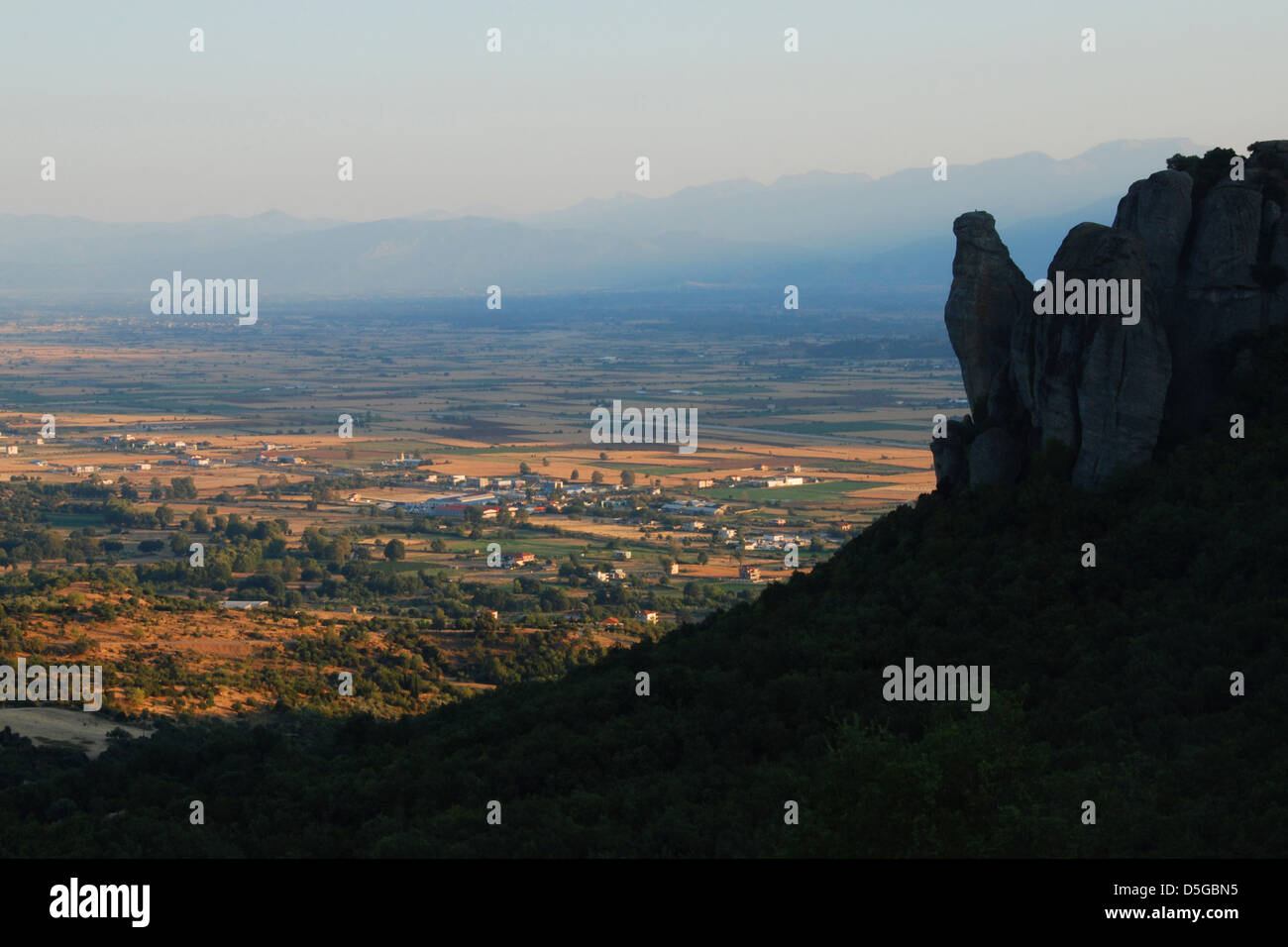 Vue sur la vallée de Thessalie en Grèce centrale au crépuscule Banque D'Images